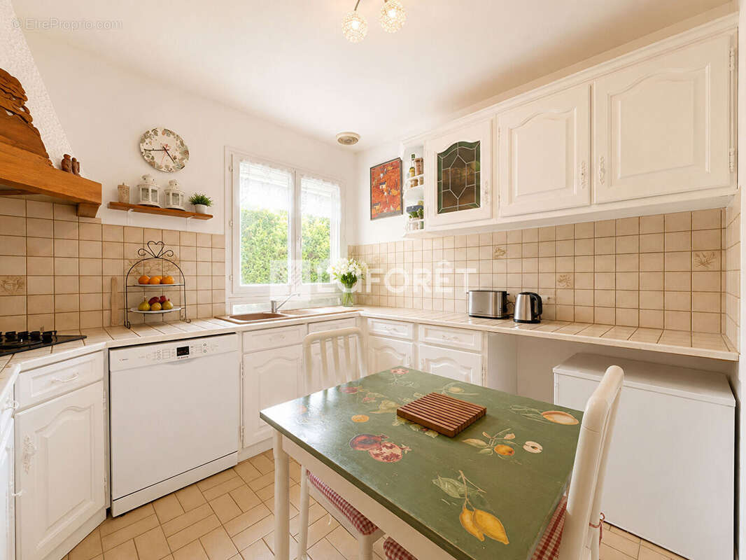 Aux portes du Vésinet, découvrez cette maison familiale offrant 5 chambres, une chambre de plain-pied et un espace indépendant. - photo 16