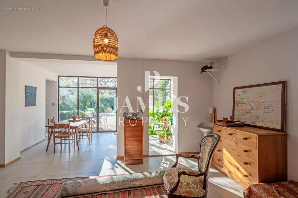 Maison 210 m² à Fontvieille  - photo 6