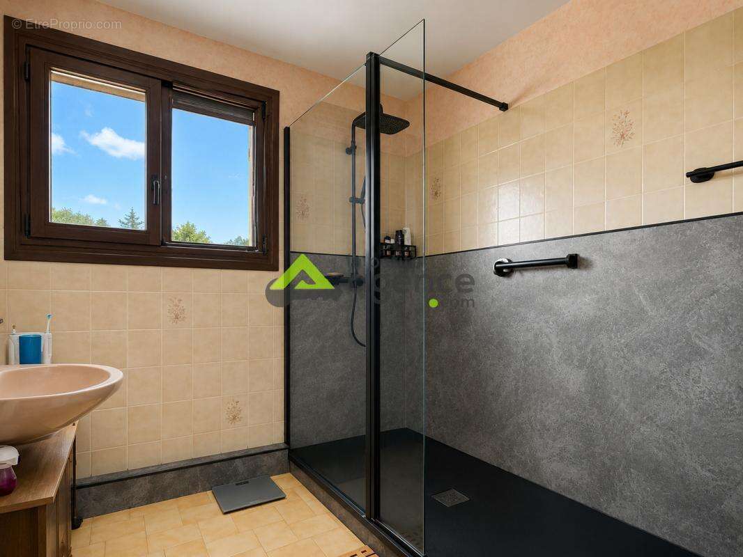 Maison familiale 7 pièces   145 m2   Terrain de 1 631 m2   A - photo 8