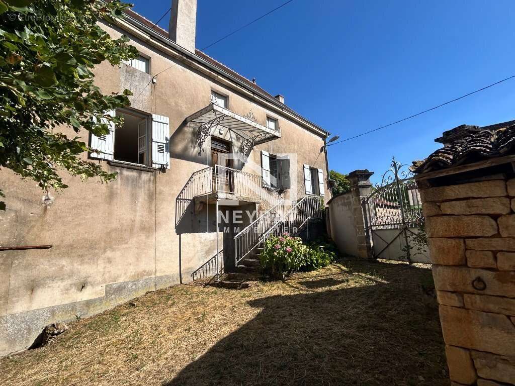 Grande maison en pierres avec jardin et dépendances - photo 8