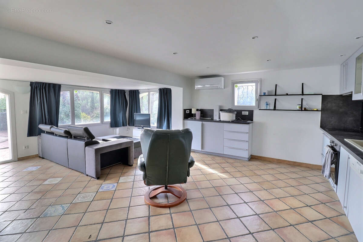 Maison à SAINT-CLEMENT-DE-RIVIERE