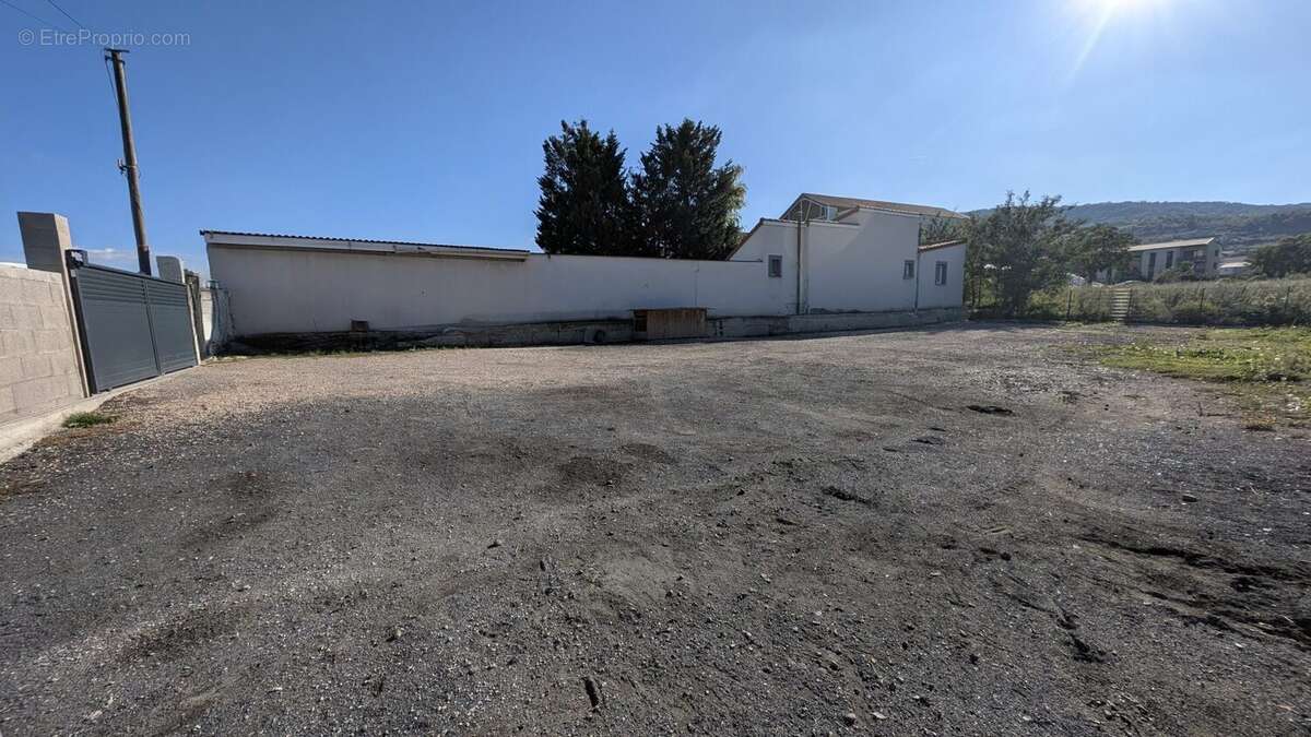 Terrain à PERIGNAT-LES-SARLIEVE