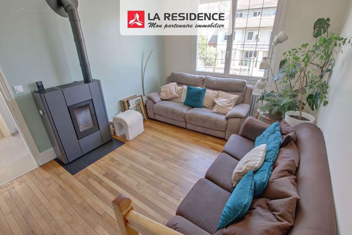 Maison 130 m² à Le Mesnil-Saint-Denis  - photo 2
