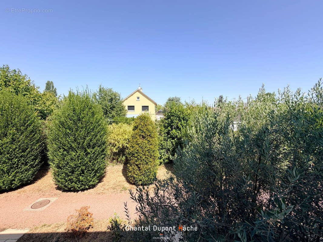 CHARTRES- Maison de ville de 141m2, terrasse, parking privé. - photo 2