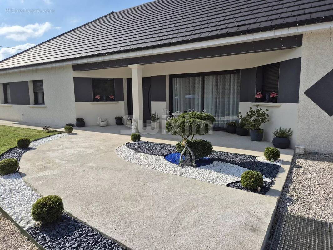 Maison à LE DESCHAUX