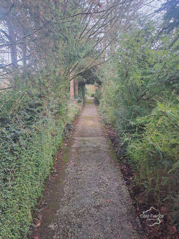 Commerce à MEZIERES-SUR-OISE