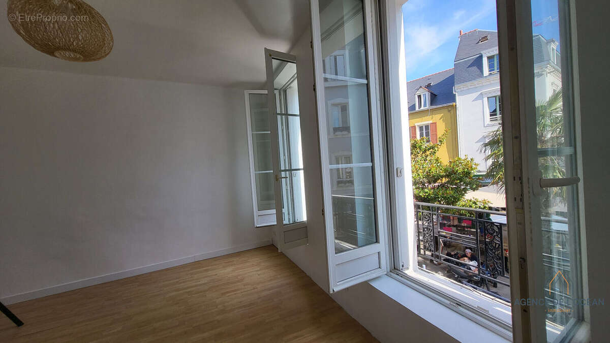 Appartement lumineux à Le Palais : Vue sur l'écluse et cour privée - photo 3