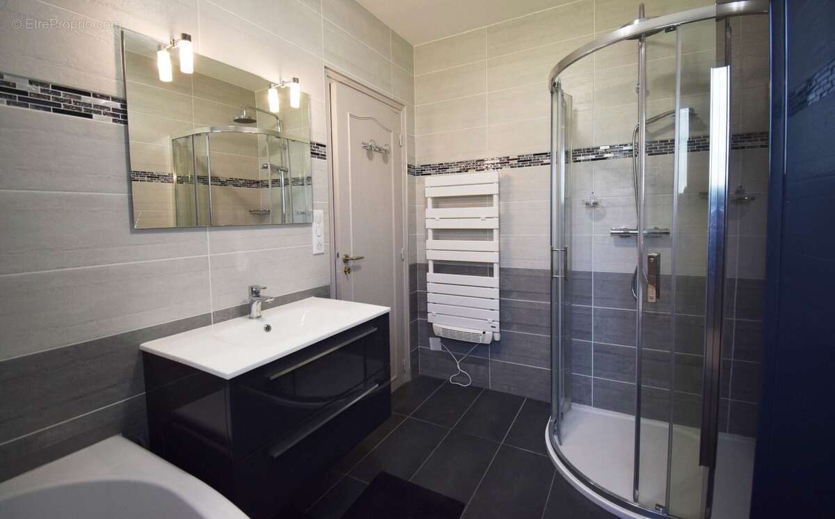 Maison à CREUZIER-LE-VIEUX