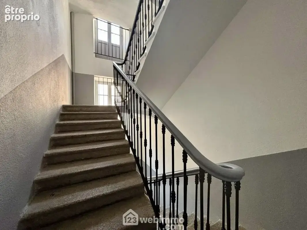 Une cage d'escalier en parfait état et linéaire