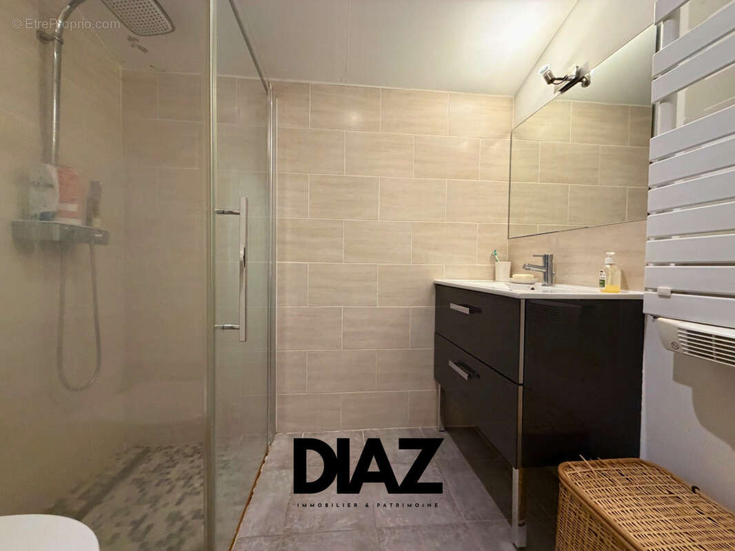 SAINT-CHAPTES   Villa de plain-pied 6 pièces de 120 m2 avec piscine et jardin paysagé - photo 10