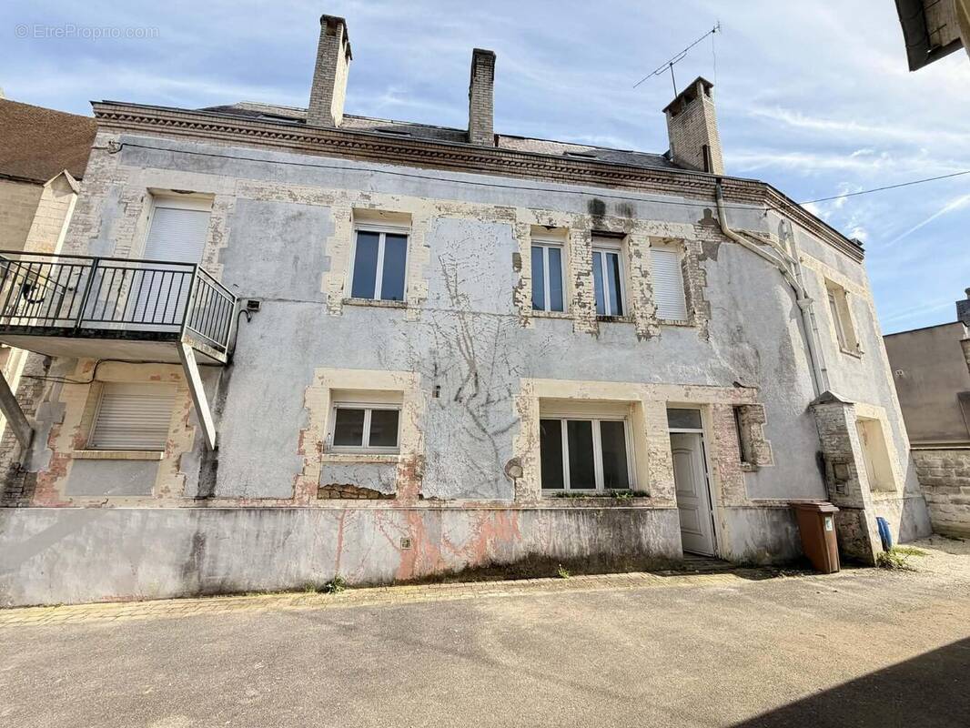 Immeuble à rénover d'une surface habitable de 261 m² - Appartement à BRUYERES-ET-MONTBERAULT