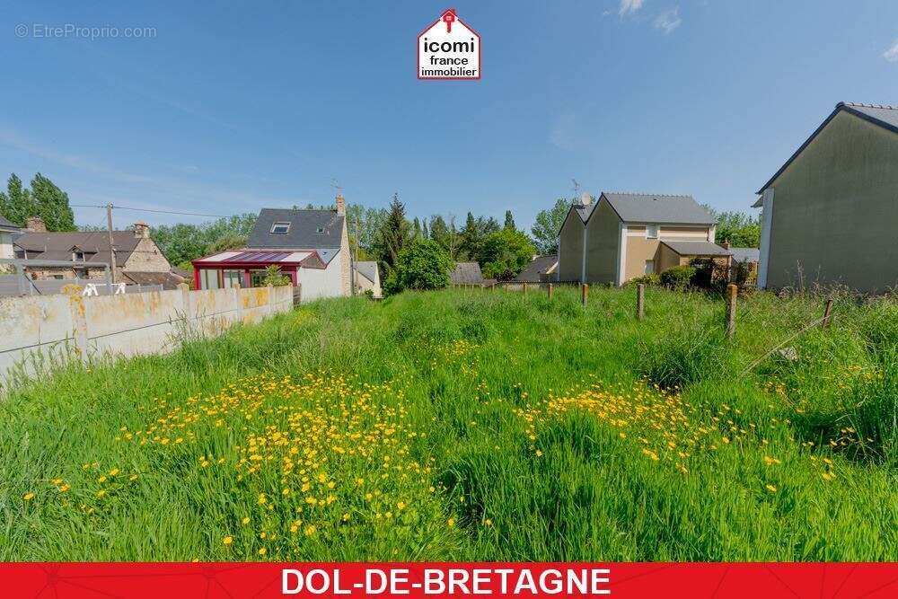 Finistere - lesneven (29260) - a vendre - garage 12m² - porte battante en bois - ideal stockage ou stationnement 1 voiture - photo 3