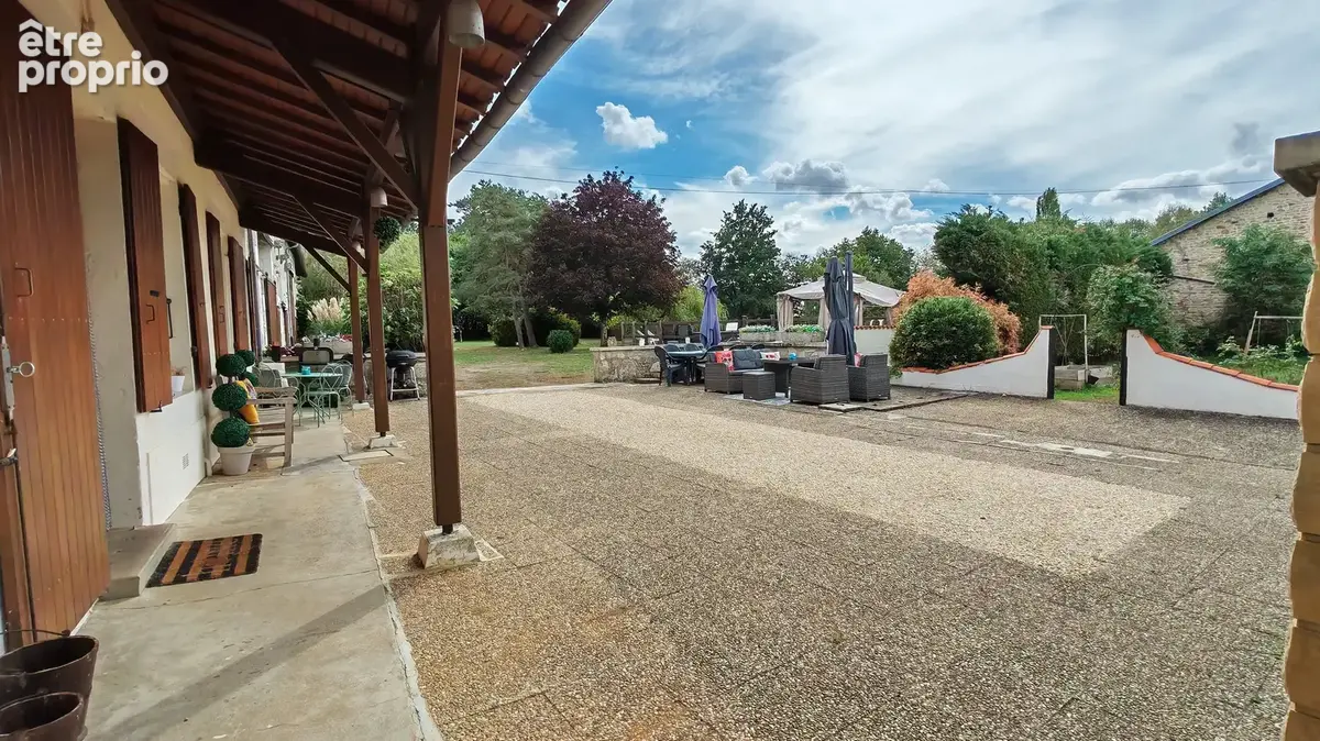 Propriété de caractère exceptionnelle avec gîte, vaste grange et nombreux bâtiments – proche de Civray - photo 2