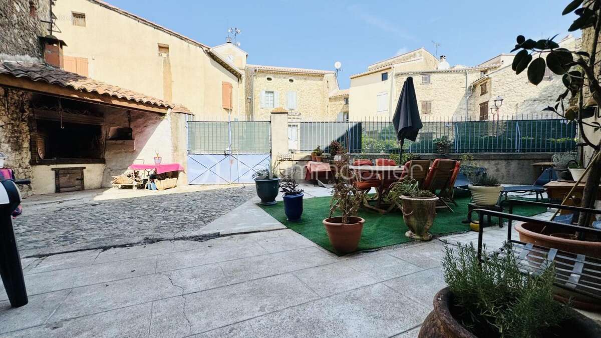 Maison en pierre avec grand bâtiment annexe - photo 17