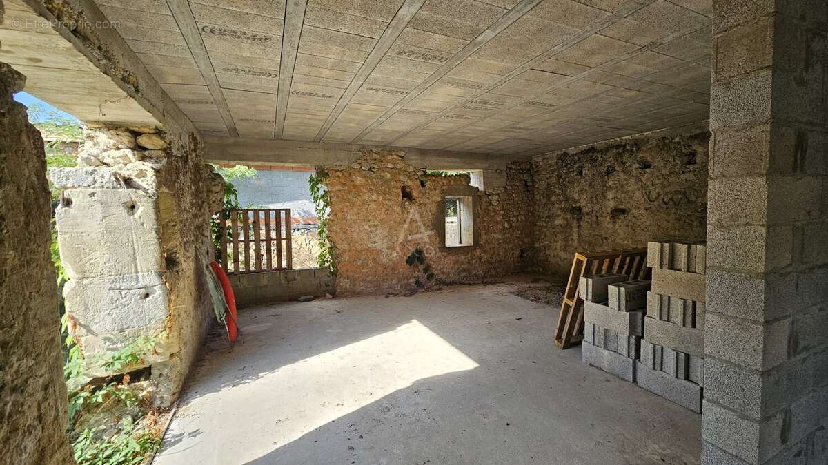Maison à rénover avec des murs en pierres situé à 25mins de St André de Cubzac - photo 4