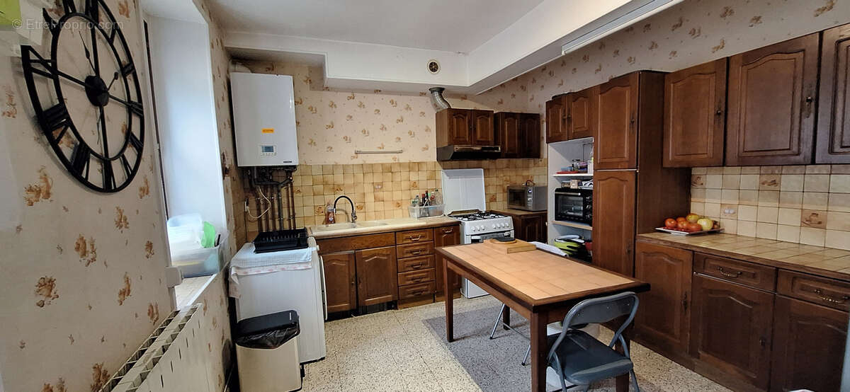 Maison à LAROCHE-SAINT-CYDROINE