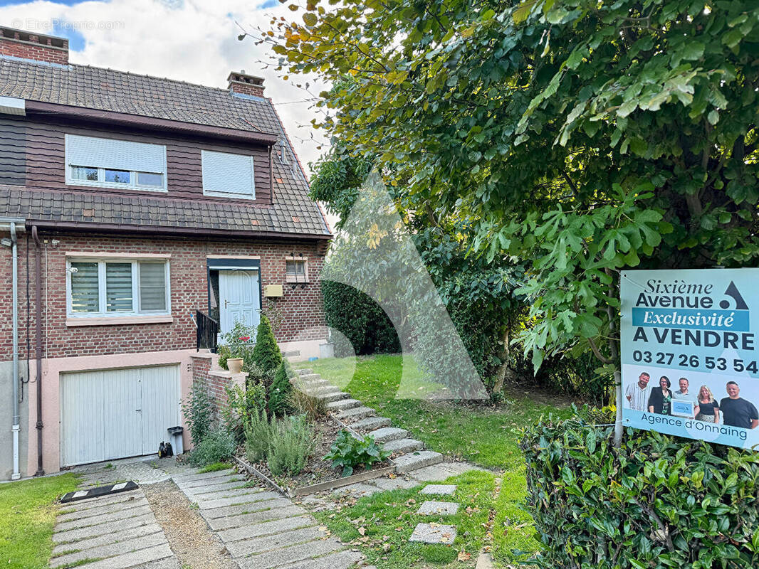 Maison à QUIEVRECHAIN