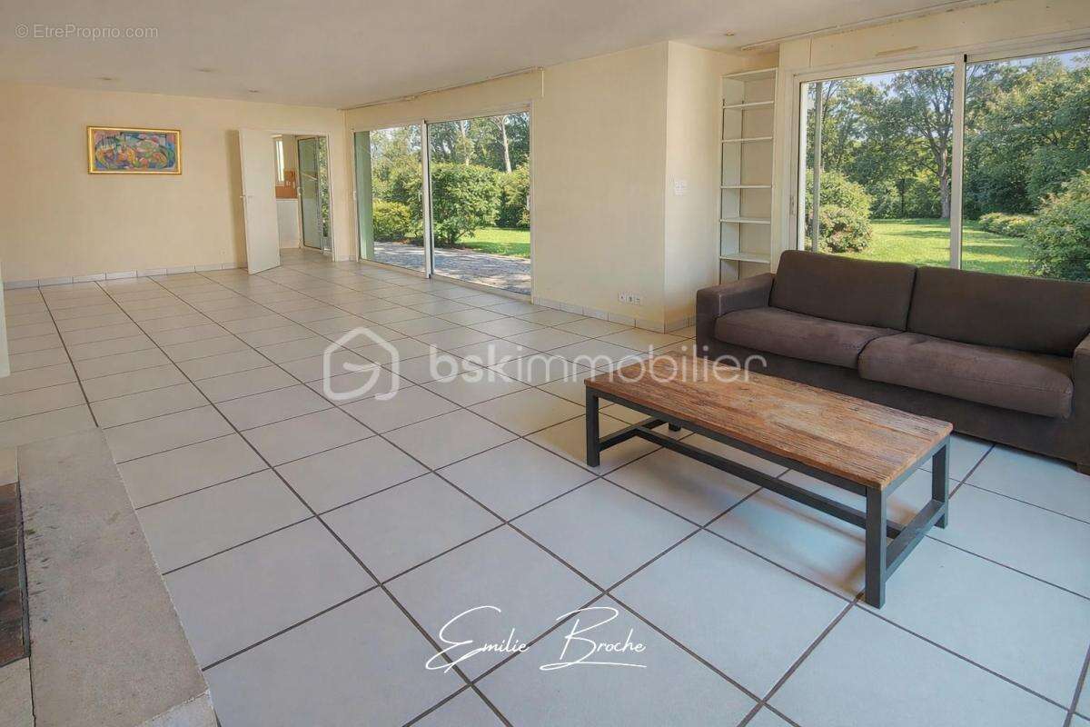 Maison facade pierre avec parc et piscine à Montélimar 240m2 - quartier Bas Géry - photo 4