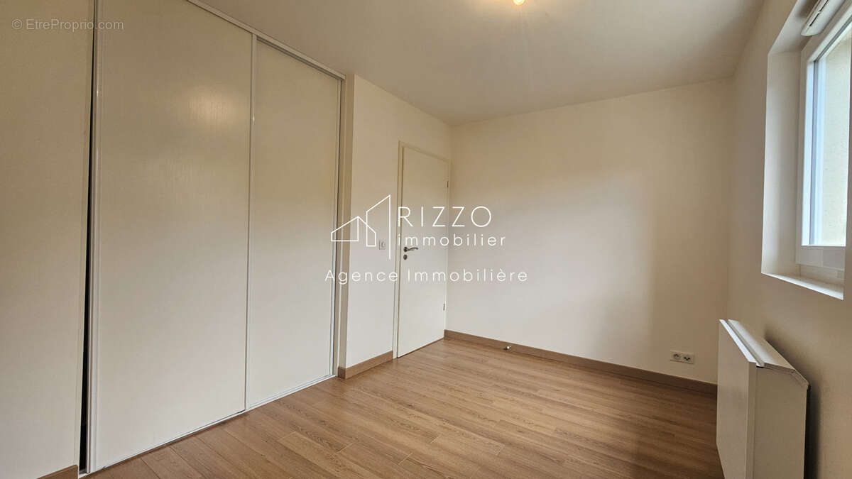 Appartement à PERON
