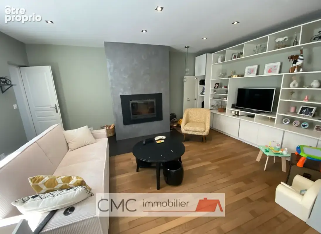 Maison d’habitation avec dépendances et cour - photo 3