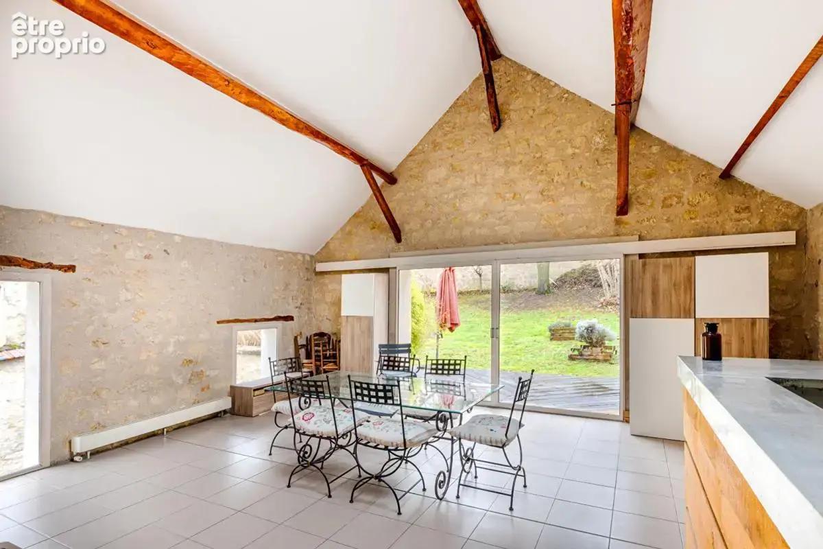Propriété entièrement rénovée  au coeur du village - photo 4
