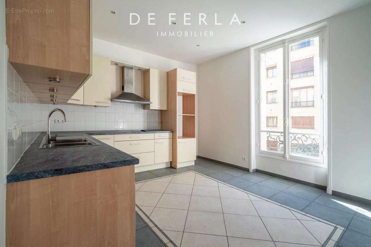 Appartement à NEUILLY-SUR-SEINE
