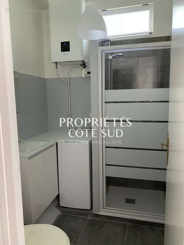 Commerce à LAUDUN-L&#039;ARDOISE