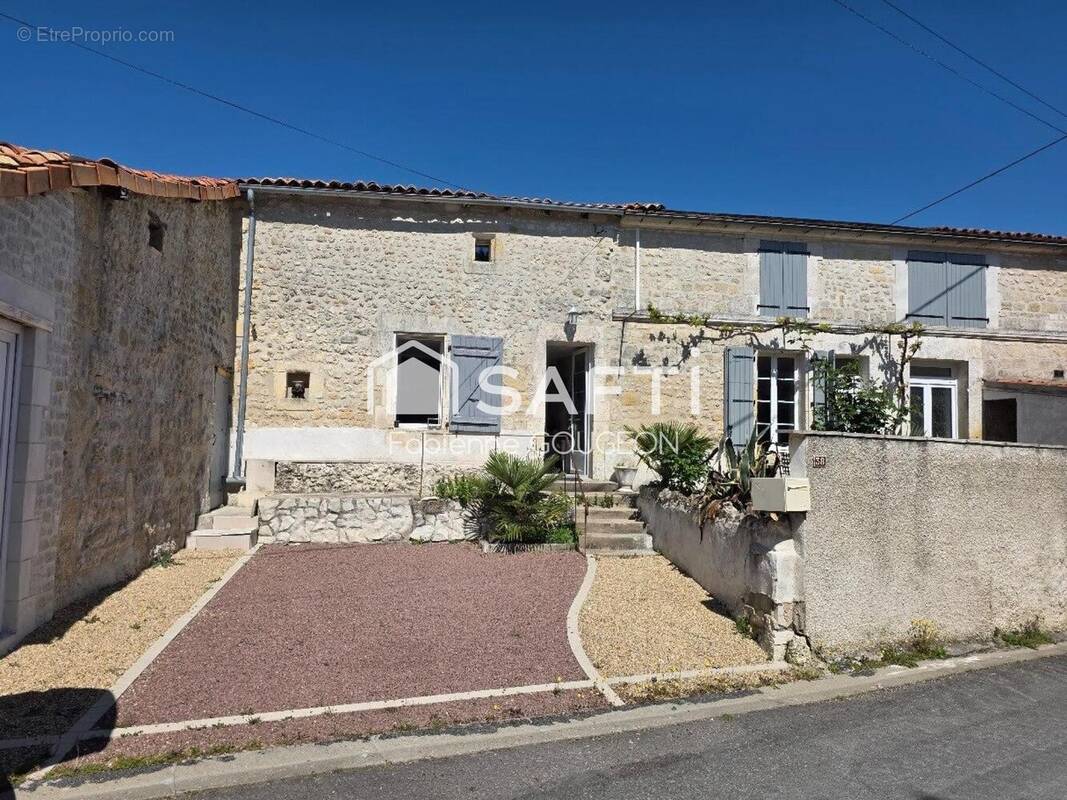 Photo 1 - Maison à ROULLET-SAINT-ESTEPHE