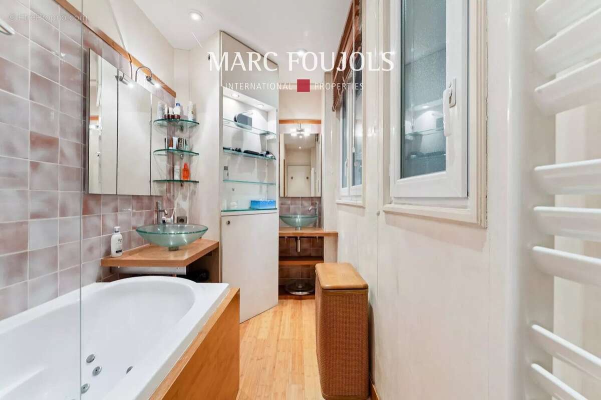 Appartement à PARIS-16E