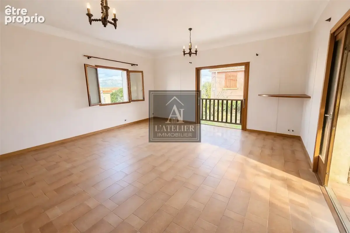 Maison de 120 m2 à rénover avec annexe de 40 m2 et garage de 25 m2 sur une parcelle de 810 m2 - photo 7