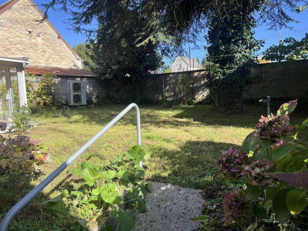 Maison à AZAY-LE-FERRON