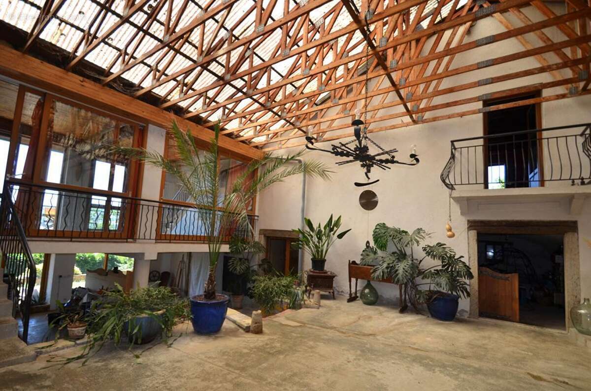 Maison de plus de 290 m2 avec plus de 6 000 m2  de terrain - photo 7