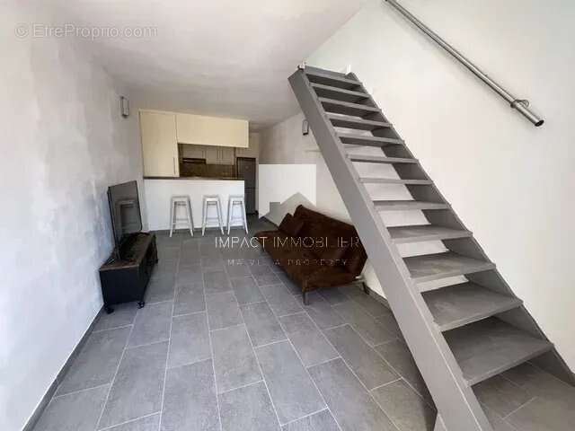 À VENDRE – Charmant T2 duplex rénové avec terrasse et parking – Carqueiranne (83320) - photo 2