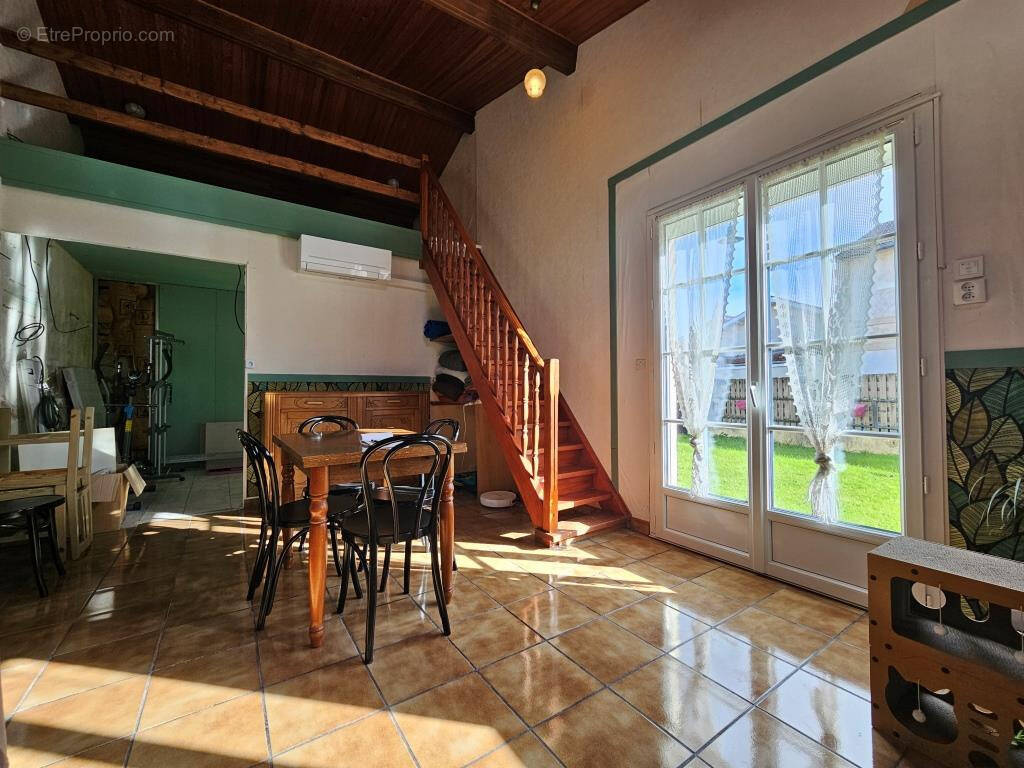 Maison à SAINT-YZAN-DE-SOUDIAC