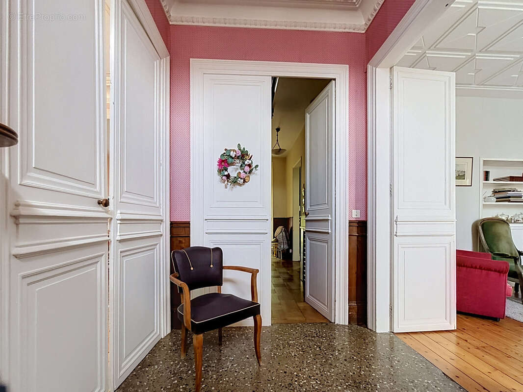 JARNAC Elégante maison de maître avec garage et belle parcelle de jardin. - photo 12