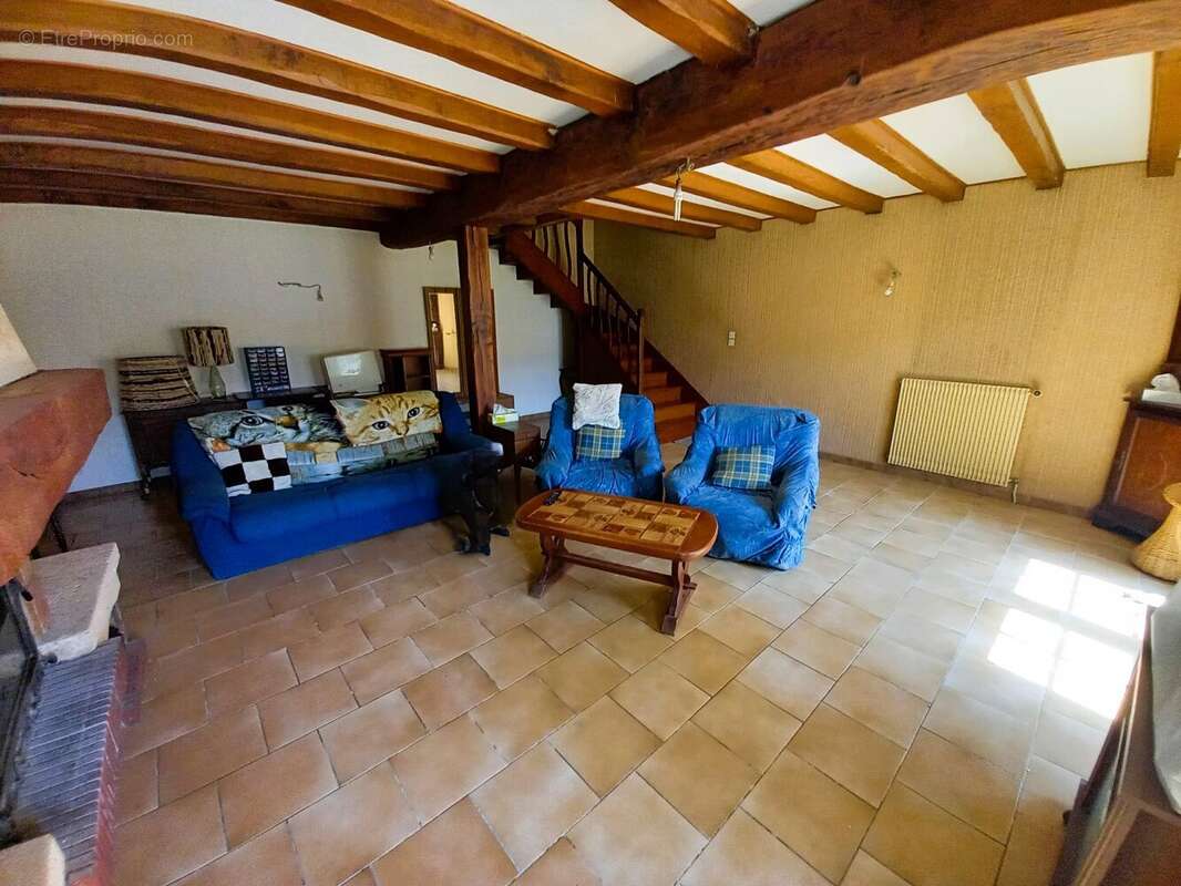 À seulement 10 minutes de Cognac  Grande maison familiale de 215 m² avec terrain constructible de 2 500 m²  DPE C - photo 3