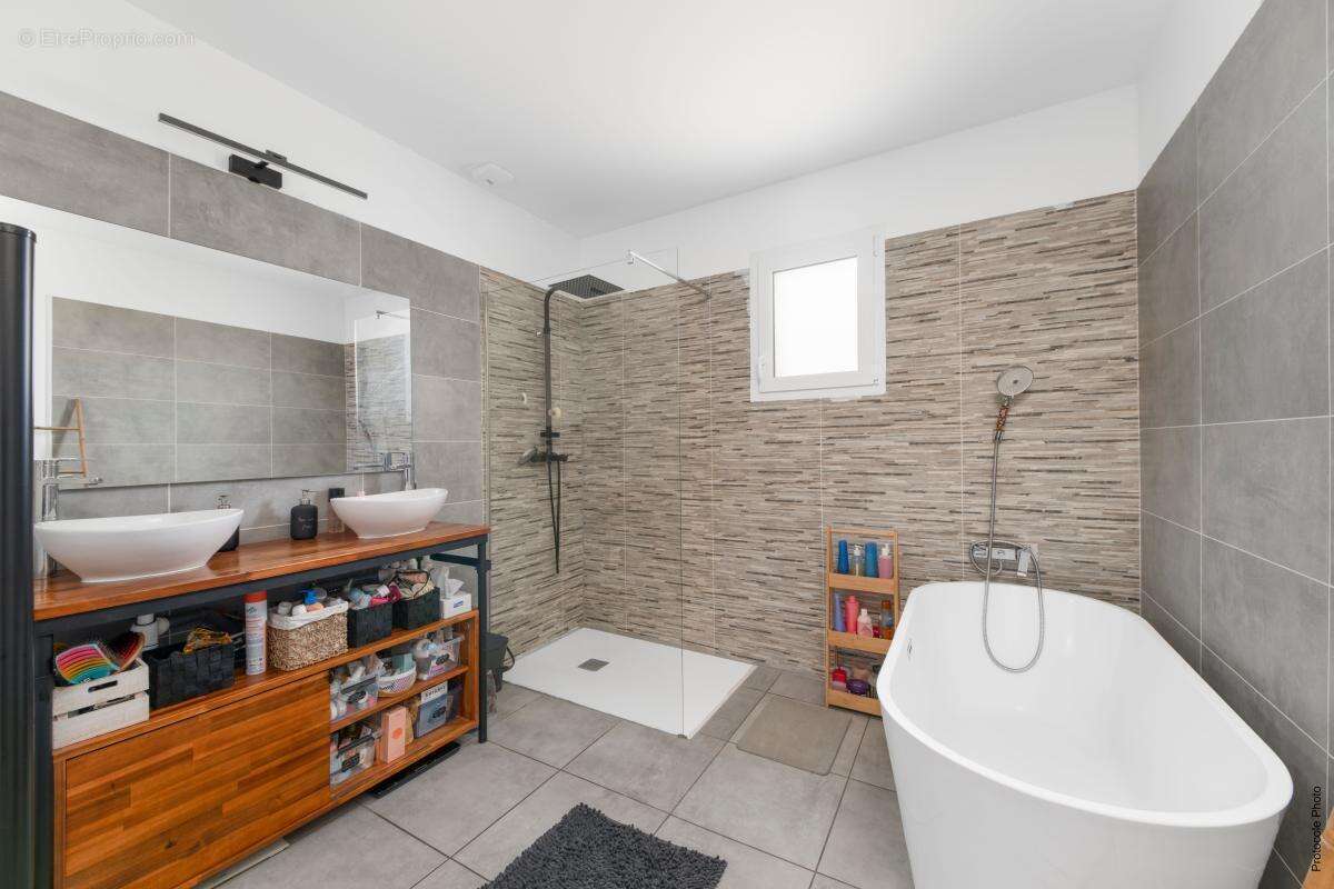 Saint-Sauveur – Aux portes de Bruguières  Villa contemporaine de plain-pied de 2018 – 4 chambres – Terrain de plus de 1 000 m² – - photo 13