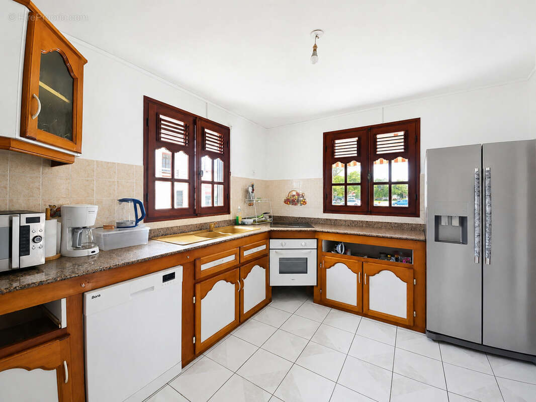 Les Abymes, Boisripeaux - Maison familiale 9 pièces de 230 m², sur 3 niveaux, garage, jardin - photo 12