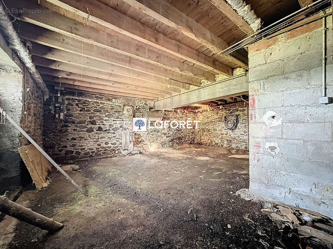 Maison à SAINTE-GENEVIEVE-SUR-ARGENCE