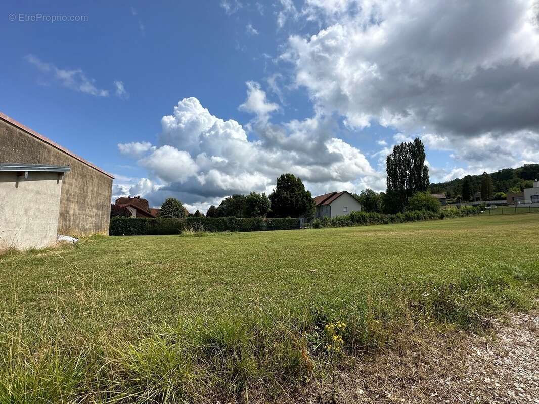 Terrain 1070 m² à Vaivre-Et-Montoille  - photo 2