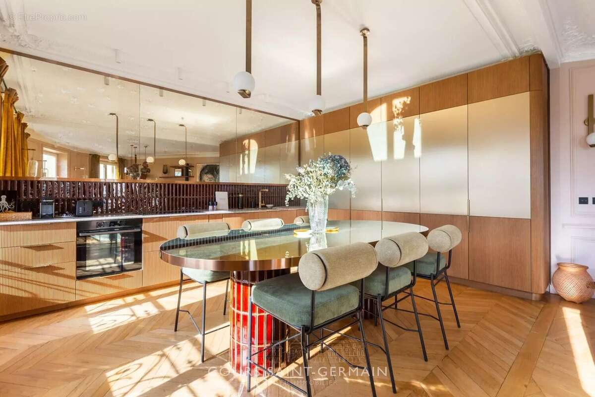 Appartement à PARIS-16E