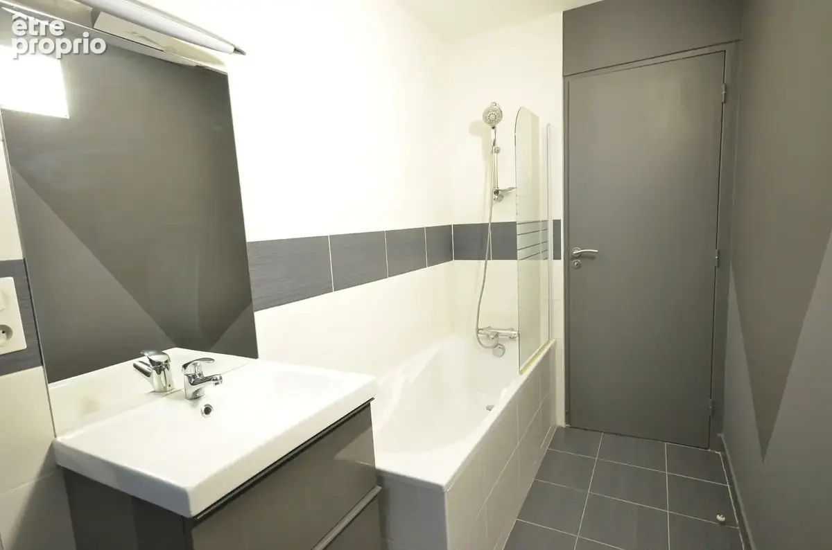 BREST KERGOAT - Proche facs, Type 4 entièrement rénové de 74m² avec place de parking - photo 8