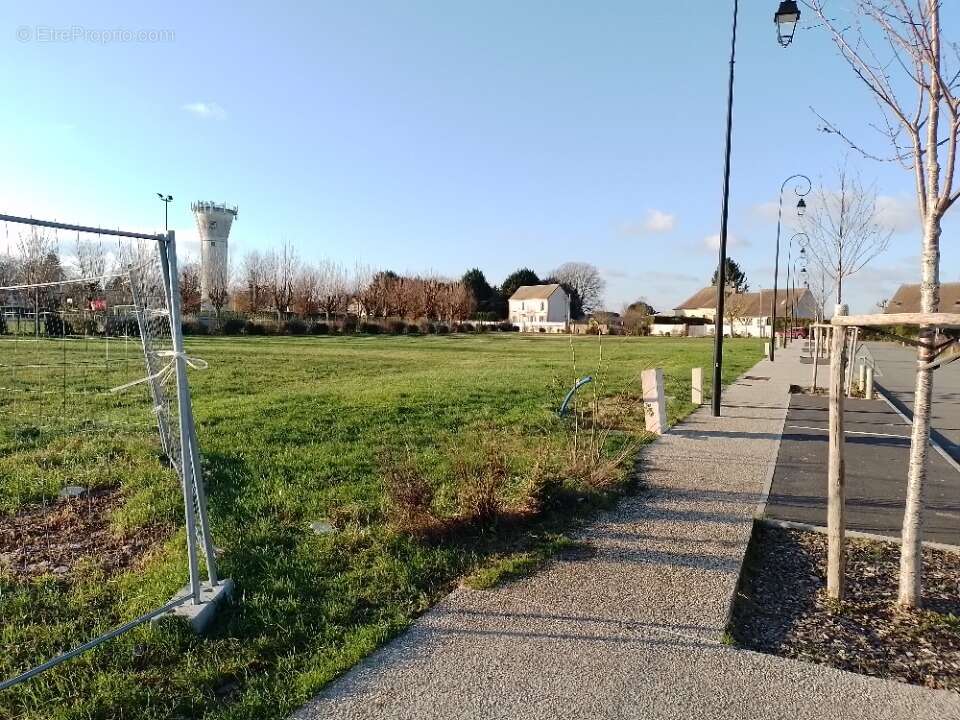 Terrain à LA NEUVILLE-ROY