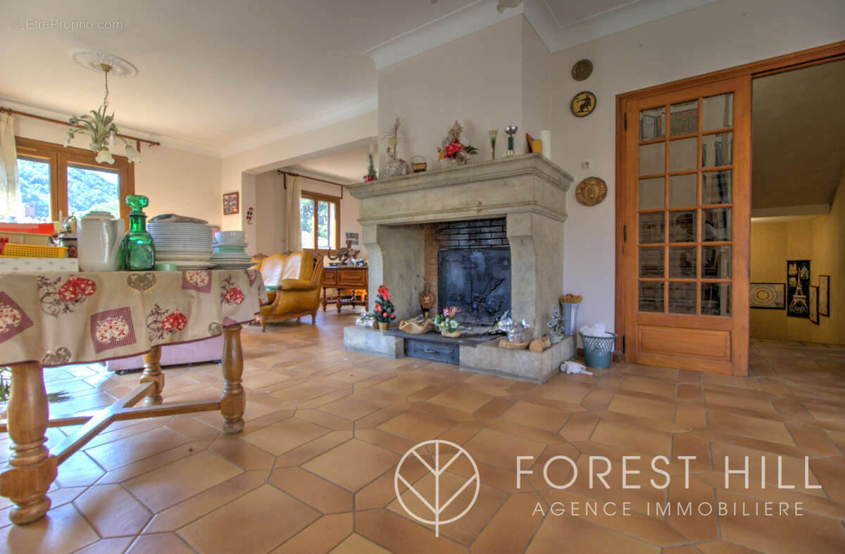 Maison 4 faces   fort potentiel, grand garage et terrain - photo 3