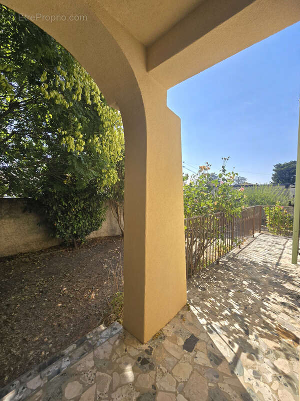 Maison à ENTRAIGUES-SUR-LA-SORGUE
