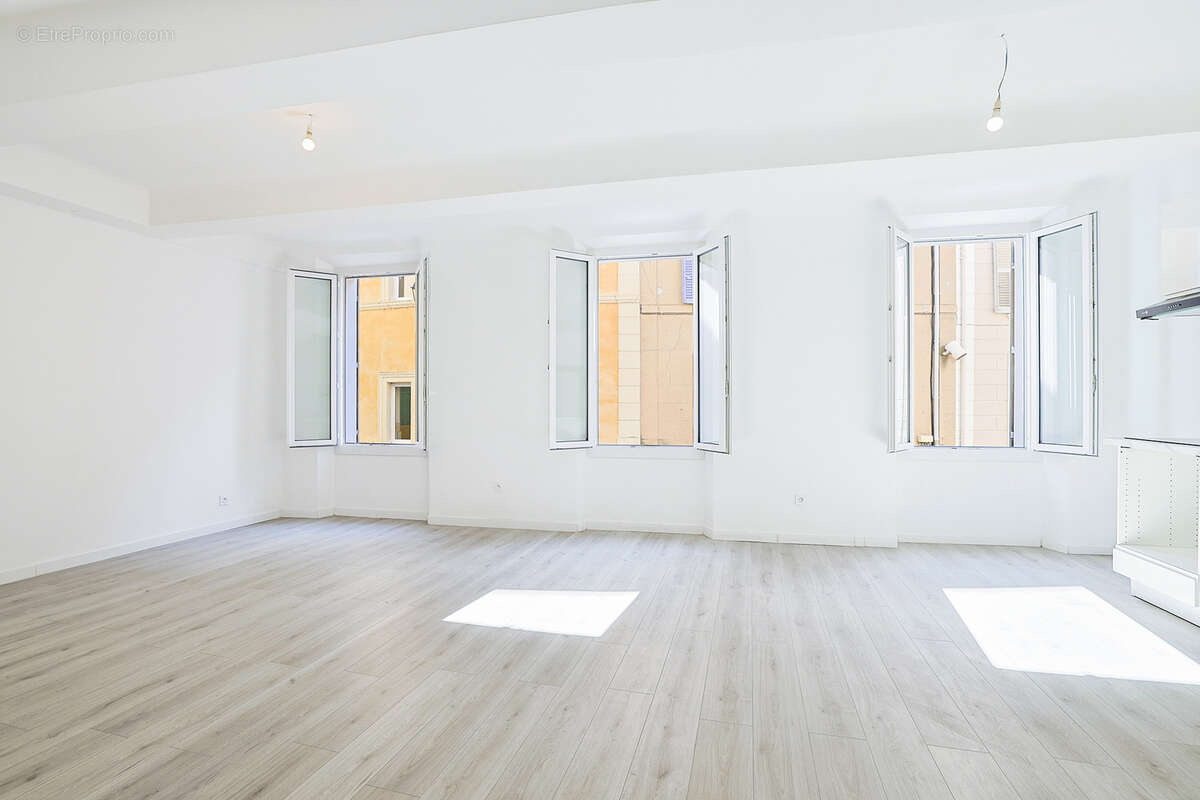 Appartement à SOLLIES-PONT