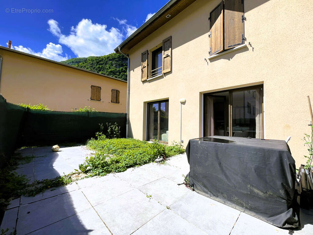 Maison à VEUREY-VOROIZE