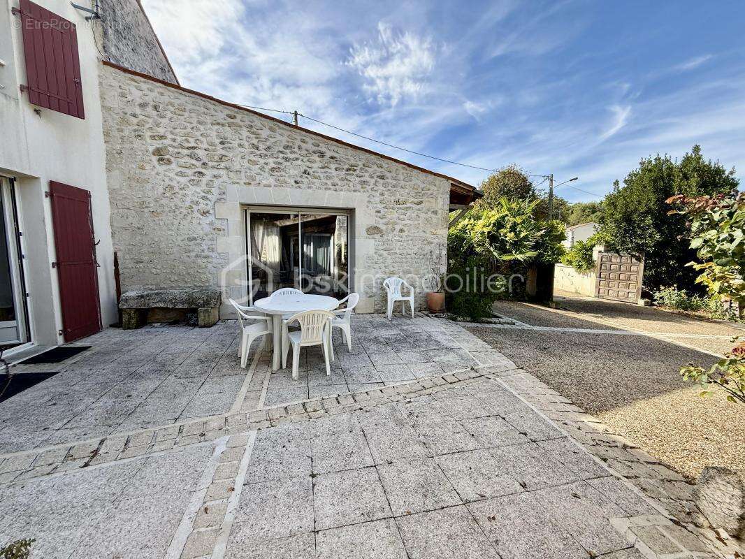 Maison à NIEUL-LES-SAINTES