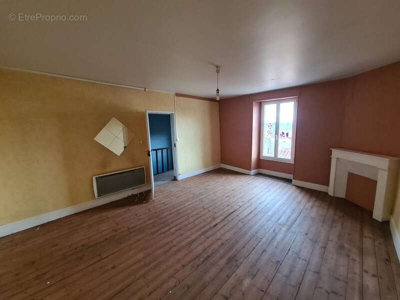 Appartement à VILLEBOIS-LAVALETTE