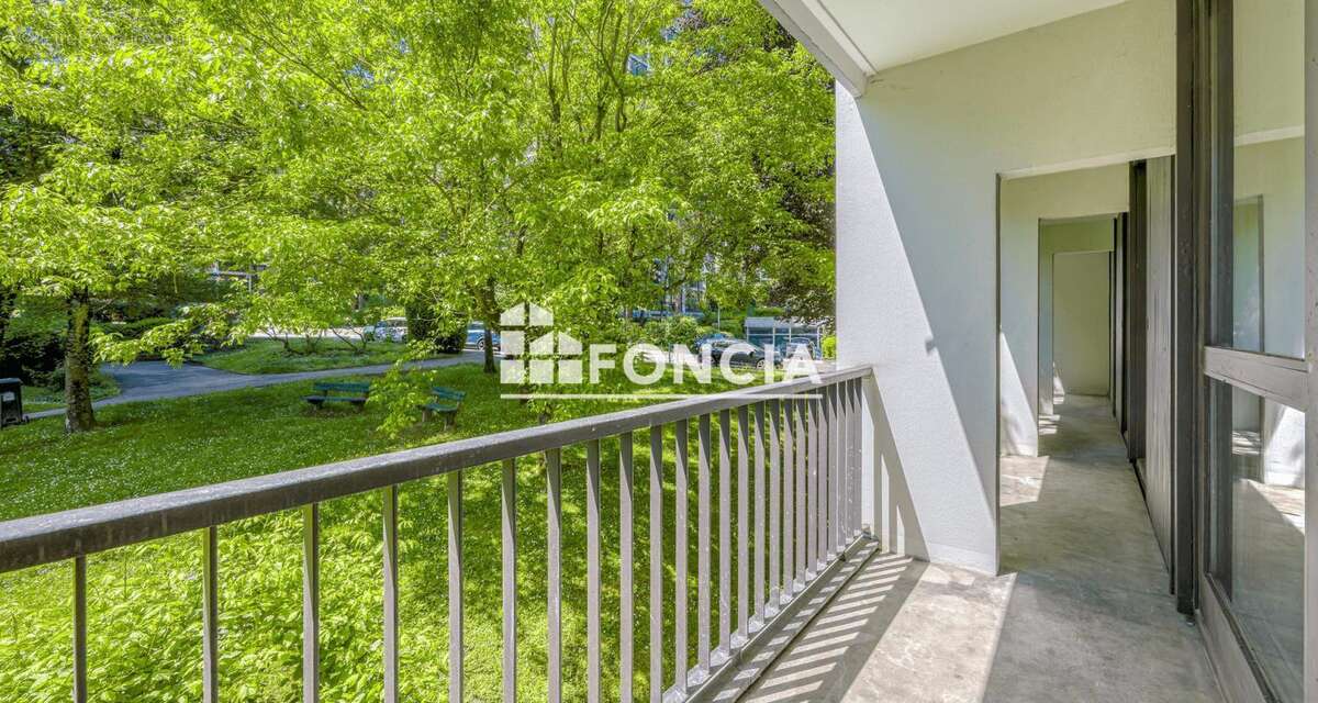 T4 rénové avec grand balcon, vue espaces verts et montagnes, cave et garage possible - photo 5